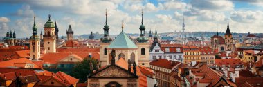 Prag manzarası çatı görünümü tarihi binalar, Çek Cumhuriyeti.