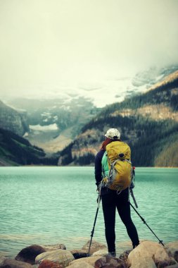 kadın uzun yürüyüşe çıkan kimse Lake Louise, Banff national Park dağlar ve orman Kanada ile.