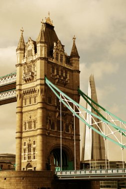 Londra'da shard ve kule Köprüsü