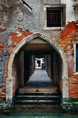 Koridorda tarihi bina closeup Venedik, İtalya.