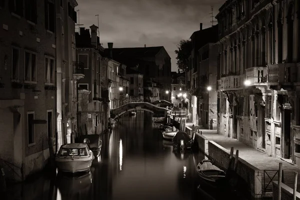 Венецианский Канал Ночью Историческими Зданиями Италия — стоковое фото