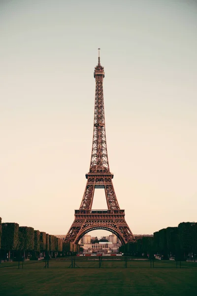 Torre Eiffel Con Césped Famoso Monumento Ciudad París — Foto de Stock
