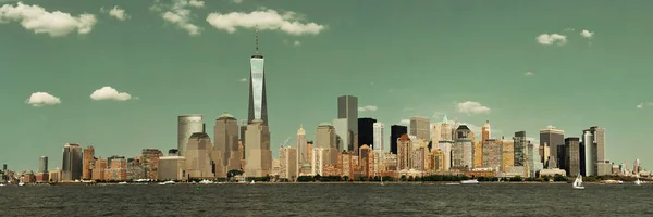 Центр Манхэттена Городскими Небоскребами Над Рекой — стоковое фото