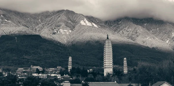 Starożytna Pagoda Starym Mieście Dali Zakrytym Śniegiem Cangshan Yunnan Chiny — Zdjęcie stockowe