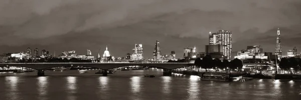 Thames Nehri Panoraması Üzerinde Kentsel Yapılar Ile Gece Cityscape Londra — Stok fotoğraf