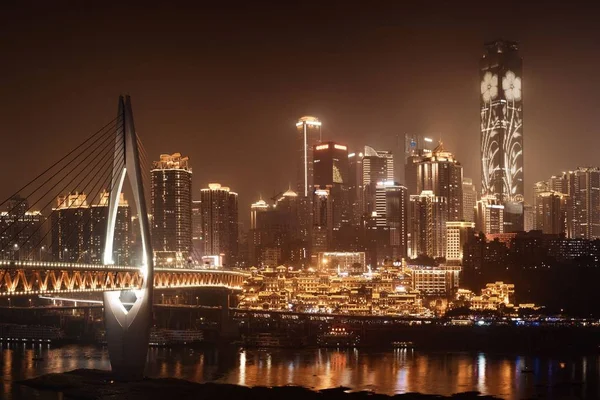 Ponte Qiansimen Com Complexo Comercial Hongyadong Arquitetura Urbana Cidade Noite — Fotografia de Stock