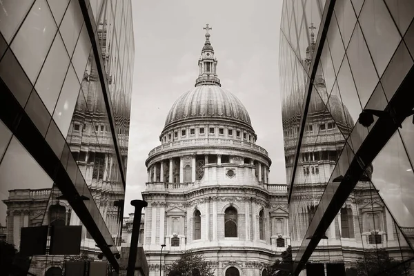 セント ポール大聖堂とロンドンでの反射 — ストック写真