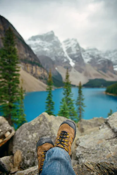 Jezioro Moraine Śniegu Ograniczona Górskich Banff National Park Kanadzie — Zdjęcie stockowe