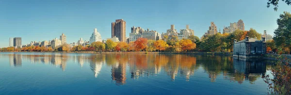 Central Park Manhattan Edifícios Luxo Lado Leste Sobre Lago Autumn — Fotografia de Stock