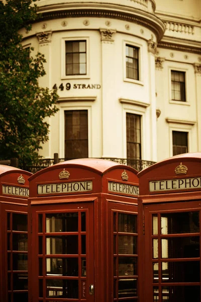 Cabinas Telefónicas Rojas Calle Con Arquitectura Histórica Londres —  Fotos de Stock