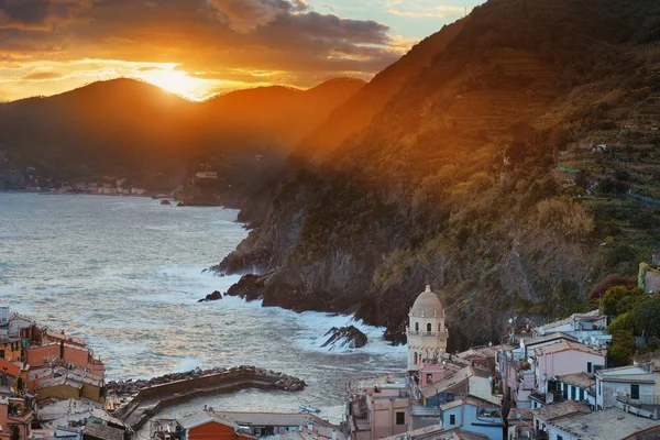 Farbenfroher Sonnenuntergang Vernazza Mit Gebäuden Auf Felsen Über Dem Meer — Stockfoto