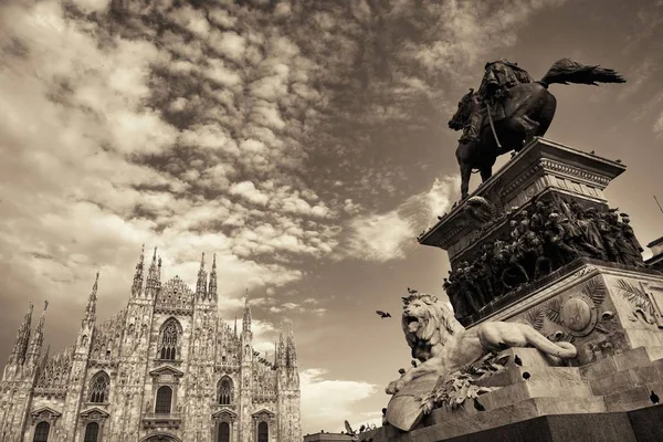 Anıt Kral Victor Emmanuel Katedral Meydanı Nda Piazza Del Duomo — Stok fotoğraf