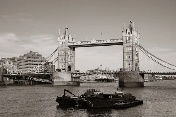伦敦泰晤士河上的塔桥 — 图库照片