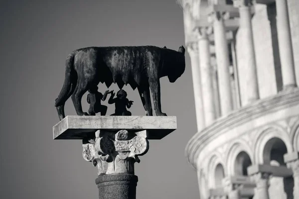 倾斜的塔与卡皮托利尼狼 雕塑在比萨 意大利 — 图库照片