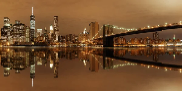 Manhattan Downtown Vista Urbana Com Ponte Brooklyn Noite Com Reflexos — Fotografia de Stock
