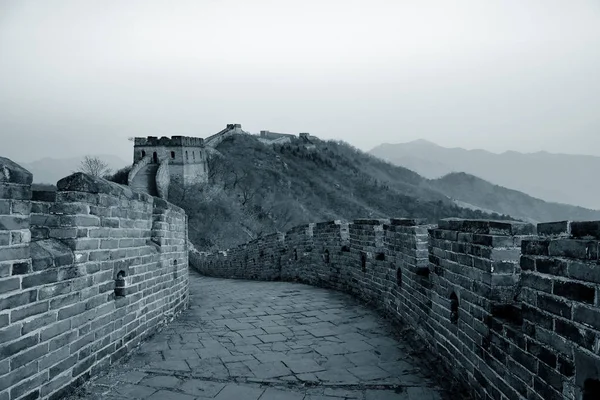 中国の山脈を越えて万里の長城 — ストック写真