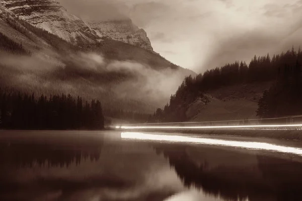 Lacul Montan Traseul Luminii Trafic Reflecție Ceață Apusul Soarelui Parcul — Fotografie, imagine de stoc