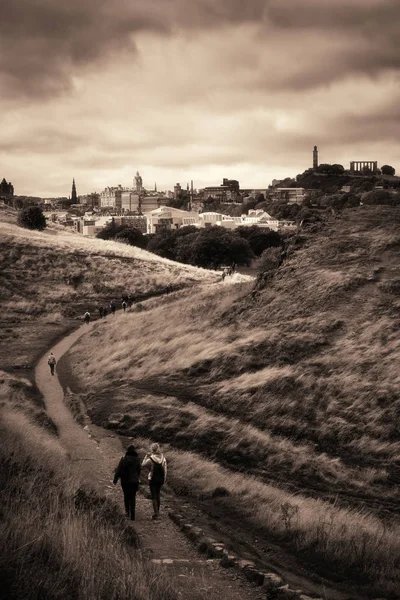 Edinburgh Város Látogatóink Tetején Arthurs Seat Holyrood Park — Stock Fotó