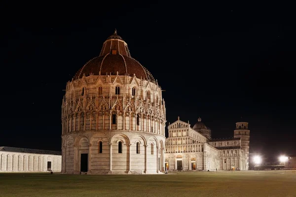 Pisa Talya Geceleri Eğilerek Kule Katedrali — Stok fotoğraf