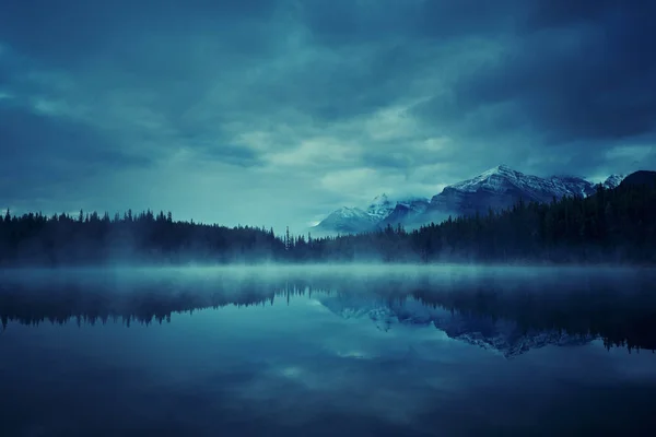 Herbert Jezero Mlhavé Ráno Horských Ledovců Reflexe Národním Parku Banff — Stock fotografie