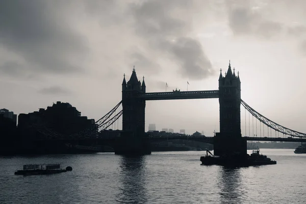 Londra Daki Thames Nehri Üzerindeki Tower Bridge Silueti — Stok fotoğraf