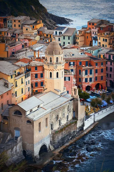 イタリア チンクテレの海の上の岩の上に建物とVernazza — ストック写真