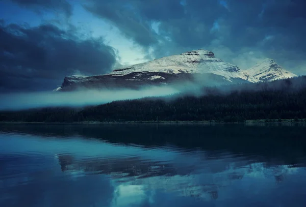 白雪皑皑的山和雾与湖倒影在加拿大的 Yoho 国家公园 — 图库照片