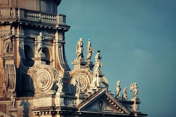 Venedigkyrkan Santa Maria Della Hälsningar Närbild Med Statyer Italien — Stockfoto