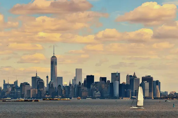 Manhattanin Keskustan Pilvenpiirtäjiä Pilviä — kuvapankkivalokuva