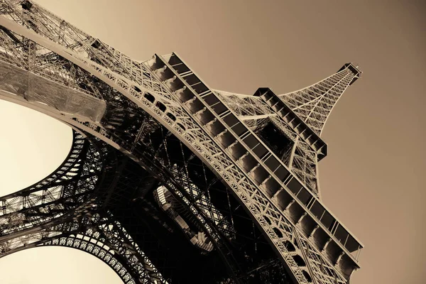 埃菲尔铁塔特写景观在巴黎的著名城市地标 — 图库照片