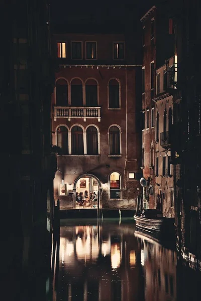 Venedik Kanal Manzaralı Tarihi Binalar Yansımaları Talya Ile Gece — Stok fotoğraf
