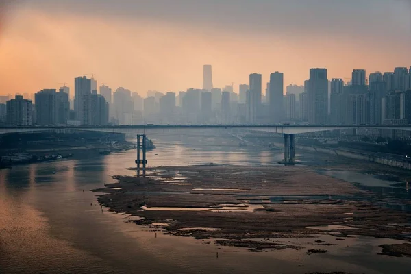 Puente Edificios Urbanos Día Brumoso Chongqing —  Fotos de Stock