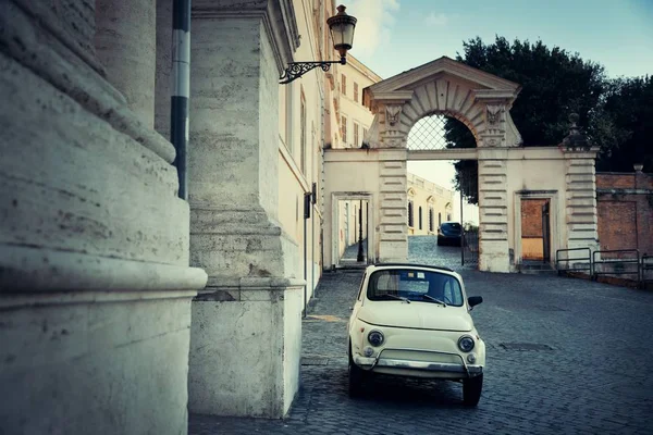 Вид Улицу Винтажным Автомобилем Риме Италия — стоковое фото