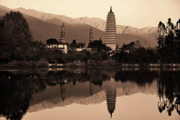 Starożytna Pagoda Starym Mieście Dali Odbiciem Jeziora Wschodzie Słońca Yunnan — Zdjęcie stockowe