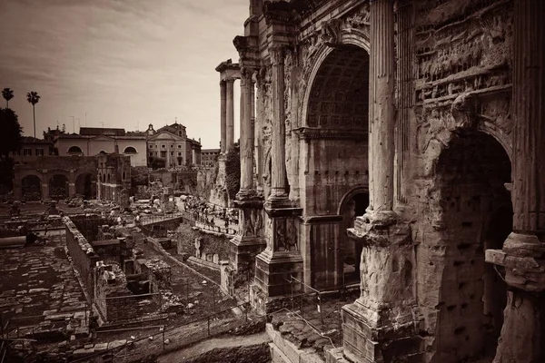 Archway Fórum Roma Com Ruínas Edifícios Históricos Itália — Fotografia de Stock