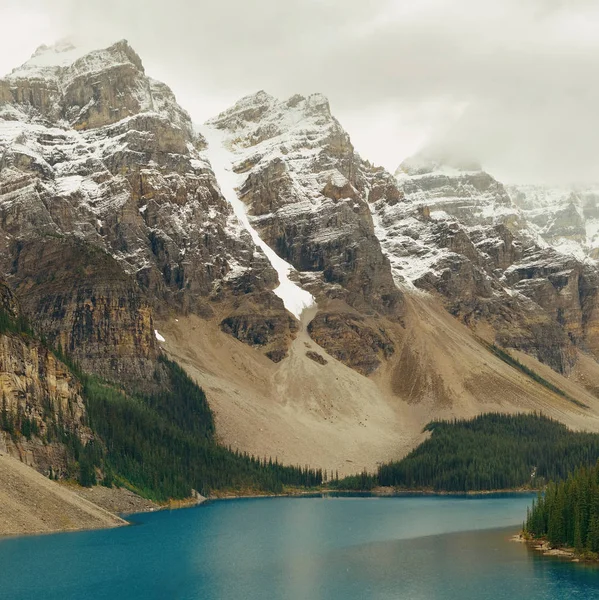 Озеро Морейн Покрытой Снегом Горой Национального Парка Банф Канаде — стоковое фото
