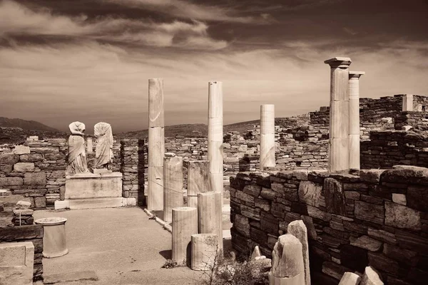 Yunanistan Mikonos Kenti Yakınlarındaki Delos Adası Ndaki Tarihi Harabelerde Sütunlar — Stok fotoğraf