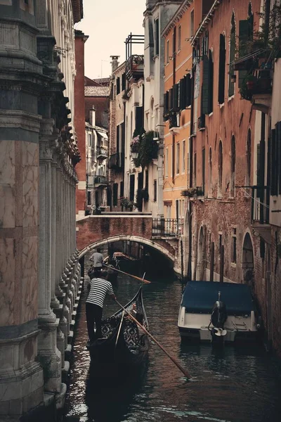 Gondole Che Muovono Canale Con Edifici Storici Venezia — Foto Stock