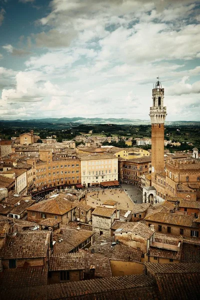 中世の町イタリアの歴史的な建物やタウンホールベルタワーとシエナスカイラインビュー — ストック写真