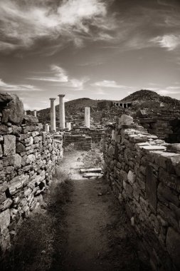 Yunanistan 'ın Mikonos kenti yakınlarındaki Delos Adası' ndaki tarihi harabelerde sütunlar.