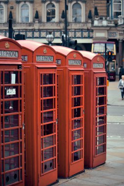 Londra'nın tarihi mimarisi ile sokakta kırmızı telefon kutuları.