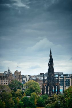 İngiltere 'de Scott Anıtı ve Edinburgh şehir manzarası.