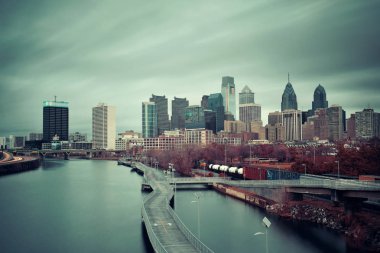 Şehir mimarisi ile Philadelphia silueti.