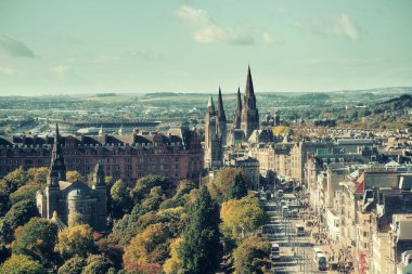 Tarihi mimarisi olan Edinburgh şehrinin çatı manzarası. Birleşik Krallık.