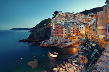 Riomaggiore rıhtım manzaralı Cinque Terre 'de geceleri binalar, İtalya.
