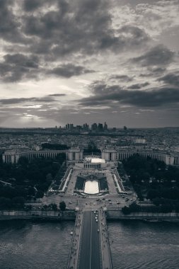 Paris şehrinin gökyüzü çatısı manzaralı Gün batımında savunma, Fransa.