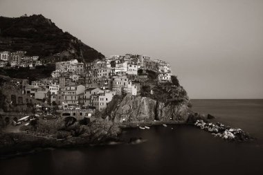 Manarola doğal görünümünü Cinque Terre, İtalya uçuruma binaları ile Akdeniz kıyısında