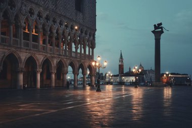 St. Marks Meydanı, gece tarihi mimari ve İtalya 'daki San Giorgio Maggiore kilisesi..