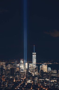 New York City şehir merkezi gökyüzü manzaralı 11 Eylül anma ışığı.