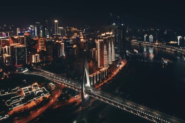 Gece Chongqing, Çin 'de köprü ve şehir mimarisinin hava görüntüsü..